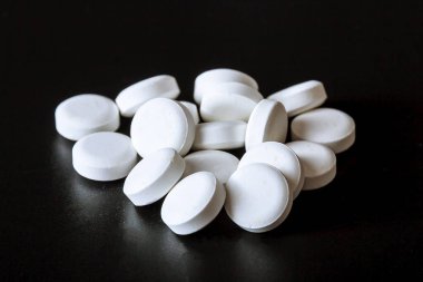 Siyah arka planda beyaz haplar..