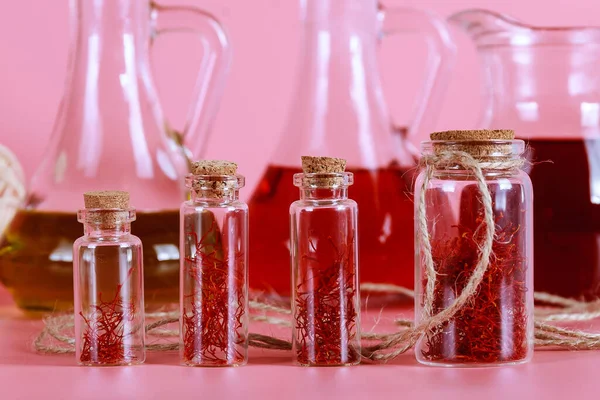 Getrocknete Safranfäden Einer Glasflasche Und Ölextrakt Auf Rosa Hintergrund Safran — Stockfoto