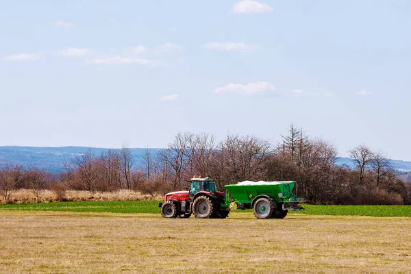 Landbouwwerkzaamheden Tractor Die Mest Verspreidt Grasveld — Stockfoto