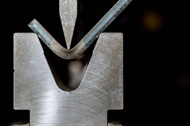 CNC hidrolik basınç freninde metal levha ile çalışıyor. Metal bükme levhası