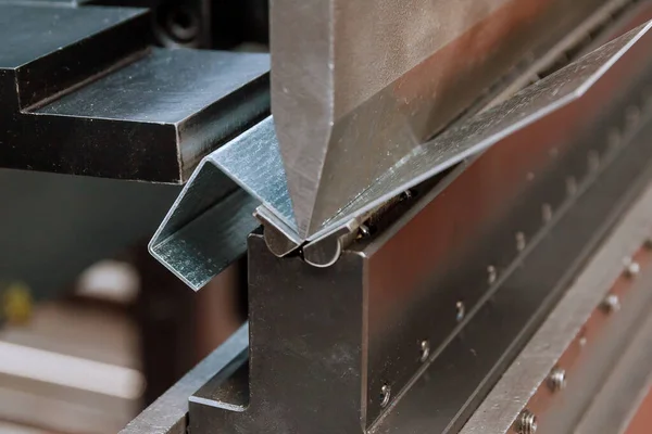 Bekerja dengan lembaran logam pada rem tekan hidrolik CNC. Lapisan logam penyok — Stok Foto
