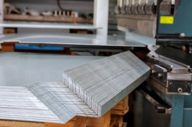 Metal levha ürünleri bükme işleminden sonra paletin üzerine istiflenir.