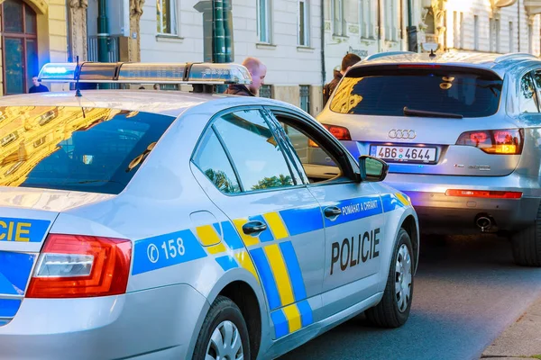 Prag, Çek Cumhuriyeti - 4 Ekim 2020: Polis arabasında kırmızı ve mavi ışıklı bir polis Prag 'da bir cipi durdurdu