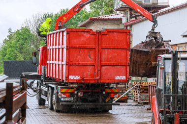 Skutec, Çek Cumhuriyeti, 28 Mayıs 2020: Bir grev kamyonu geri dönüşüm için hurda sanayi metali yüklüyor