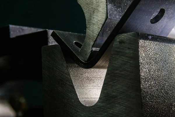 Metal Levha Özel Bükme Makineleriyle Çalışıyor Metal Levha Için Hidrolik — Stok fotoğraf