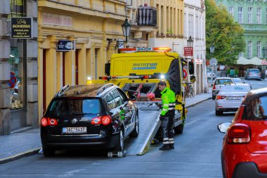 Prag, Çek Cumhuriyeti - 4 Ekim 2020: Araba Prag 'da bir tahliye aracına yüklendi