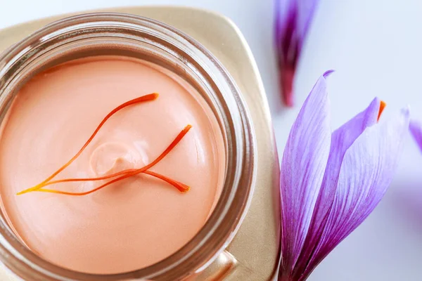 Krokusblüten Safran Staubgefäße Auf Kosmetikcreme Mit Safranextrakt Die Verwendung Von — Stockfoto