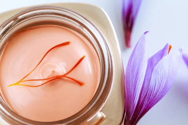 Des Fleurs Crocus Éclats Safran Sur Crème Cosmétique Extrait Safran — Photo