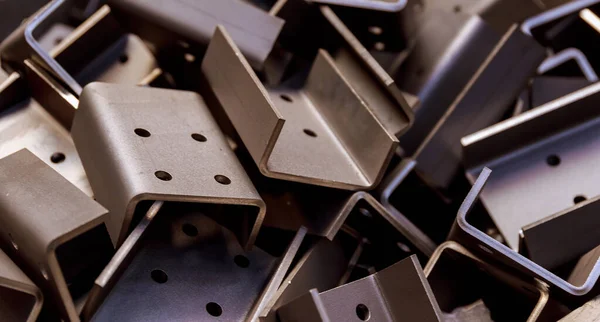Bükme makinesinde işlem yaptıktan sonra metal levha ürünü. Metal ürünün hassas bükülmesi