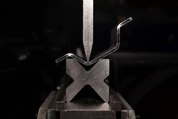 Metal levha ve özel bükme makineleriyle çalışıyor. Metal levha için hidrolik fren ya da bükme makinesi.