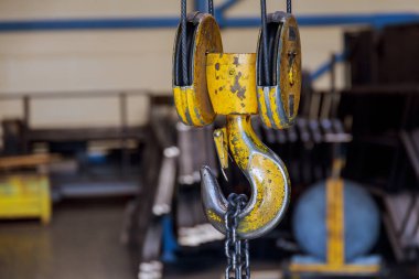 Endüstriyel vinç kancası. Fabrikada vinç kancası ve zinciri