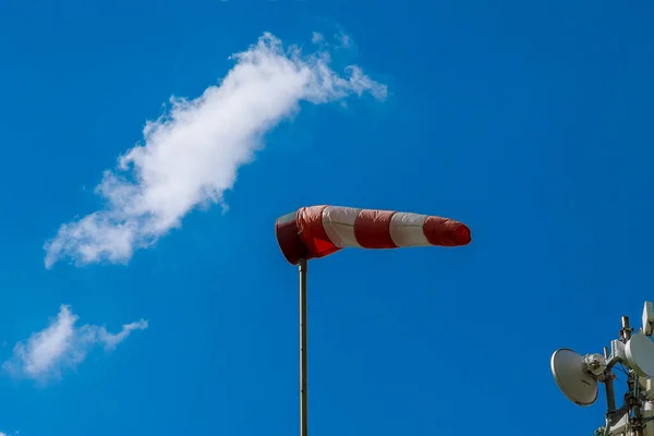 Grande Vermelho Branco Listrado Windsock Contra Céu Azul — Fotografia de Stock