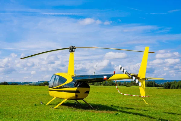 Moderní Světle Žlutý Vrtulník Travnatém Poli Proti Modré Obloze — Stock fotografie