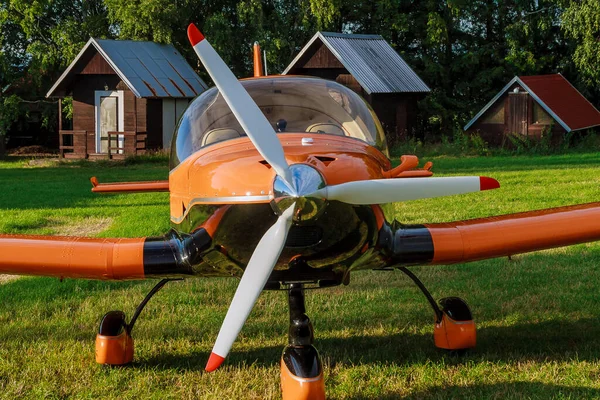 Malé Letadlo Travnatém Poli Kokpit Vrtule Malého Letadla — Stock fotografie
