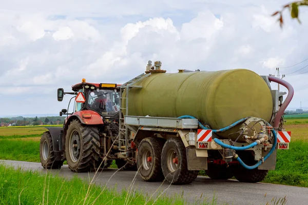 Traktor Modern Dengan Tangki Tangki Tangki Tangki Jalan Aspal Dekat — Stok Foto
