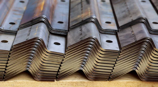 Bükme makinesinde işlem yaptıktan sonra bir yığın metal ürün..