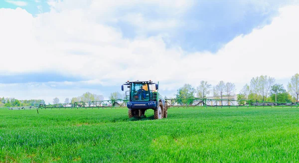 Skutec República Checa Mayo 2021 Pulverización Plaguicidas Trigo Joven Campo — Foto de Stock