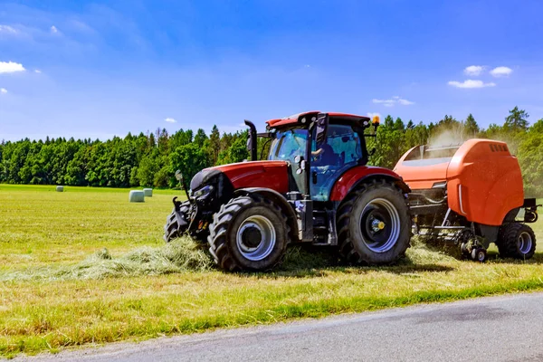 Traktor Zieht Eine Große Rundballenpresse Grasfutter Von Einem Sommerfeld Holen — Stockfoto