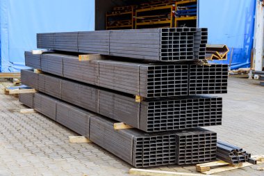 Paketler halinde dikdörtgen kesitlerin metal profil borusu