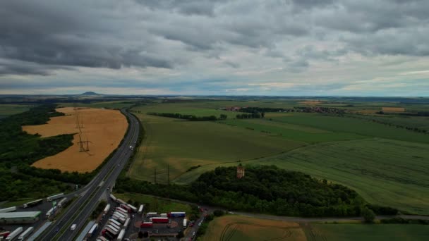 Veduta aerea paesaggio di campi agricoli vicino autostrada. Vista di un campo di grano verde vicino alla stazione di servizio e parcheggio camion. — Video Stock