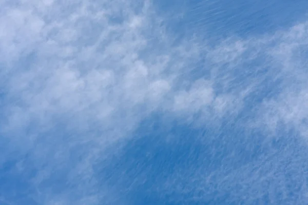 Cielo Azul Con Nubes Plumosas Dispersas Tiene Una Estructura Fibrosa — Foto de Stock