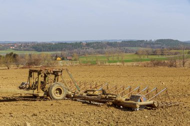 Yeşil gübre ekmeden önce tarladaki harrows toprağı işleyecek. Hasattan sonra toprağı işlemek.