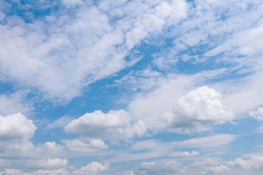 Mavi gökyüzünün arka planında güzel kümülüs beyaz bulutlar. Soğuktan önce oluşmuş.