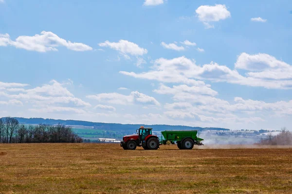 Een Rode Trekker Met Een Groene Aanhanger Spreidt Korrelige Mest — Stockfoto