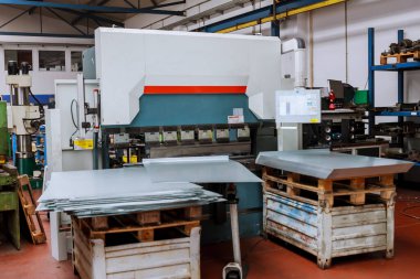 Metal levha ve özel bükme makineleriyle çalışıyor. Metal levha için hidrolik fren ya da bükme makinesi.