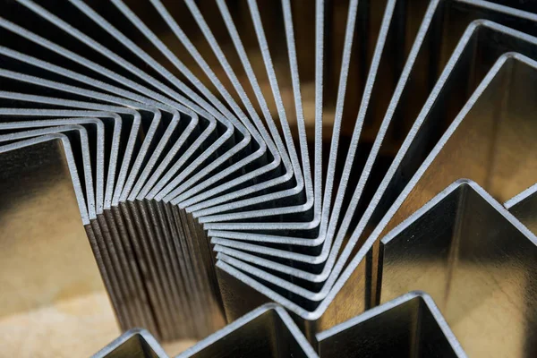 Ürünler bükme makinesine bağlı, yakın plan. Fabrika yapımı metal parçalar..