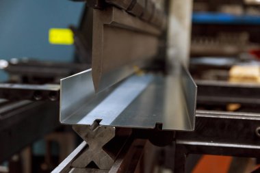 Metal levha ve özel bükme makineleriyle çalışıyor. Metal levha için hidrolik fren ya da bükme makinesi.