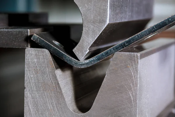 Metal levha ve özel bükme makineleriyle çalışıyor. Metal levha için hidrolik fren ya da bükme makinesi.