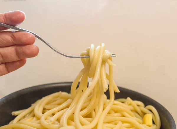 Instant noedels met een vork, Zelfgemaakte spaghetti, Pasta op een vork, Creatief, minimaal concept — Stockfoto