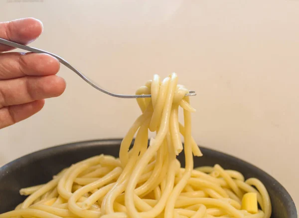 Instant noodles with a fork, Homemade spaghetti, Pasta on a fork, Creative, minimal concept — Stock Photo, Image