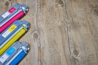 Tahtadaki renkli lazer yazıcı için cyan, morumsu ve sarı toner kartuşları