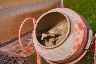 Beton karıştırıcı inşaat alanında çalışmaya hazır.