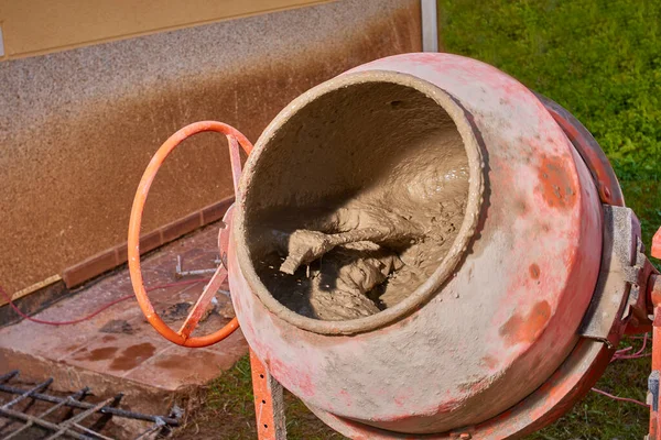 Beton karıştırıcı inşaat alanında çalışmaya hazır.