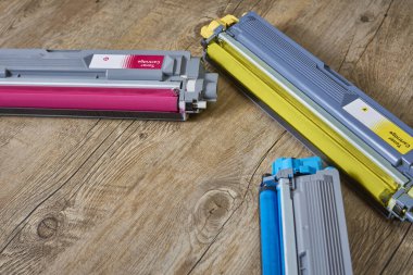 Sarı, cyan ve morumsu renkli lazer yazıcılar için üç toner kartuş seti