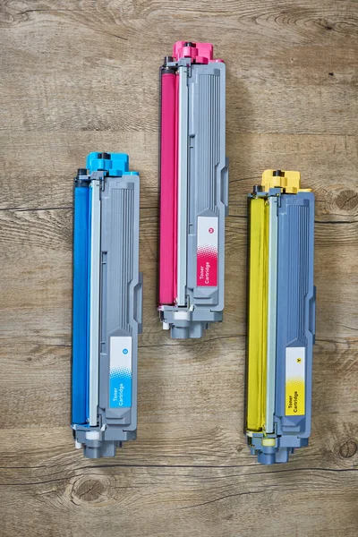 Sarı, cyan ve morumsu renkli lazer yazıcılar için üç toner kartuş seti