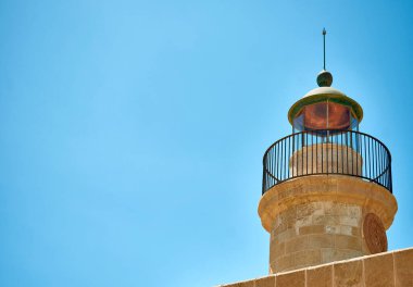 Bulutsuz gökyüzünde paratoneri olan deniz feneri