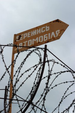 Terk Edilmiş Paslı Eski Uyarı Tabelası 