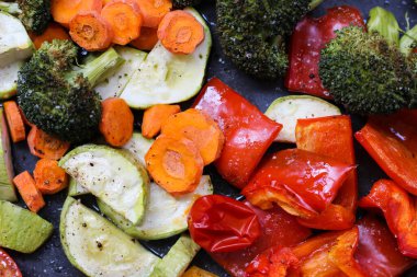 Süper lezzetli, sulu, renkli fırında kızartılmış sebzelerin arka planı, süper sağlıklı! Yakın çekim, üst görünüm