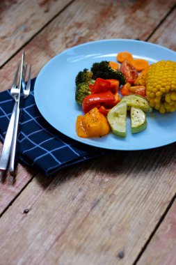 Fırında kızartılmış renkli sebzeler seni bekliyor, tahtadan arka planda, hadi deneyelim! Afiyet olsun.