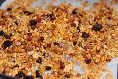 Arka planda yulaf, fındık ve kurutulmuş meyveli ev yapımı granola.