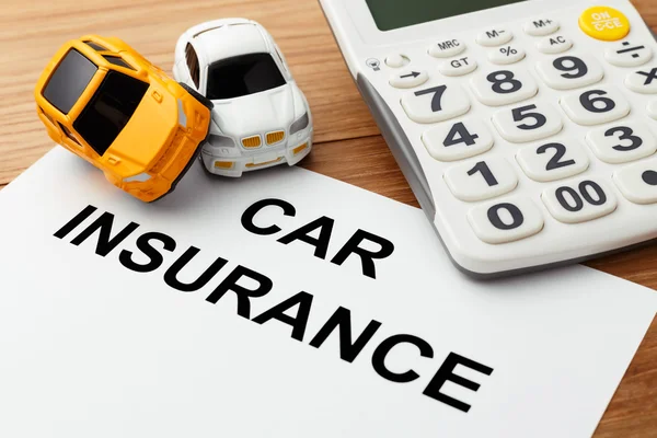 Conceito de seguro de carro com calculadora — Fotografia de Stock