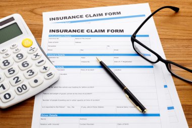 Kalem ve hesap makinesi ile sigorta hasar talep formu