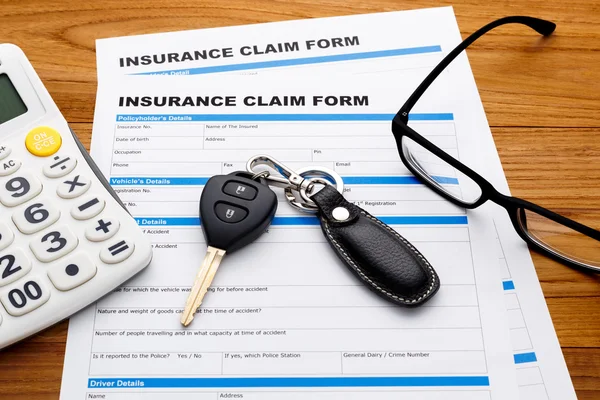 Insurance claim concept with car key and calculator — Stock Photo, Image