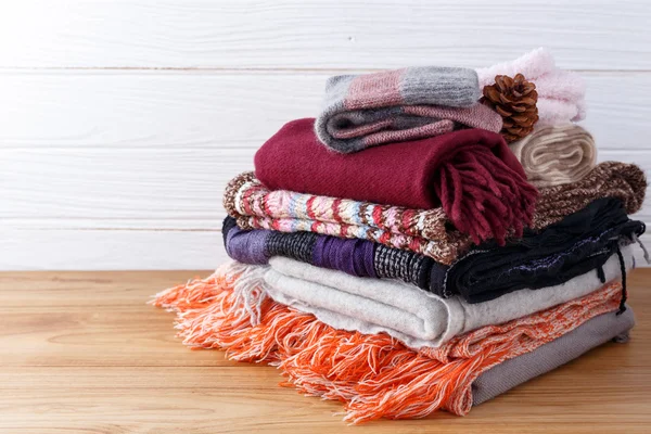 Luvas de cachecol e cobertor com fundo de madeira — Fotografia de Stock
