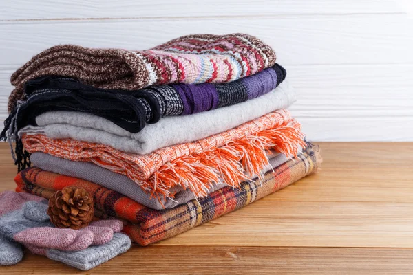 Roupa de moda de inverno com luvas de cachecol — Fotografia de Stock