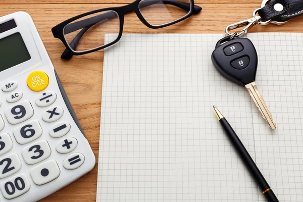 Lege laptop met auto sleutel op houten tafel — Stockfoto